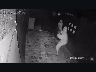 Şifreli oda sahne tasarımı, kilit ve ışık detayı